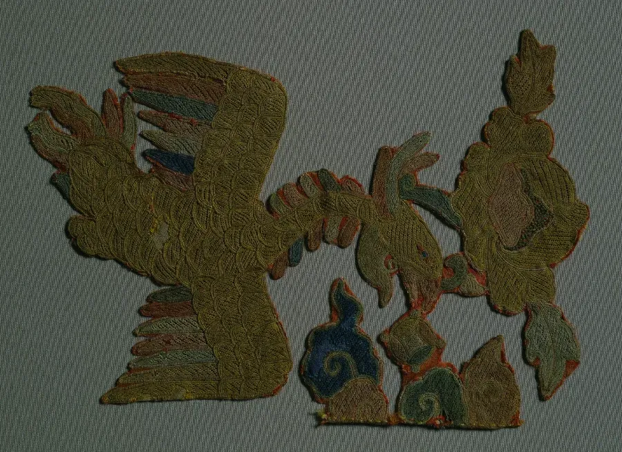 Bordado de aguja con fenix y peonia arborea, seda e hilo de plata, China, siglo XIV
