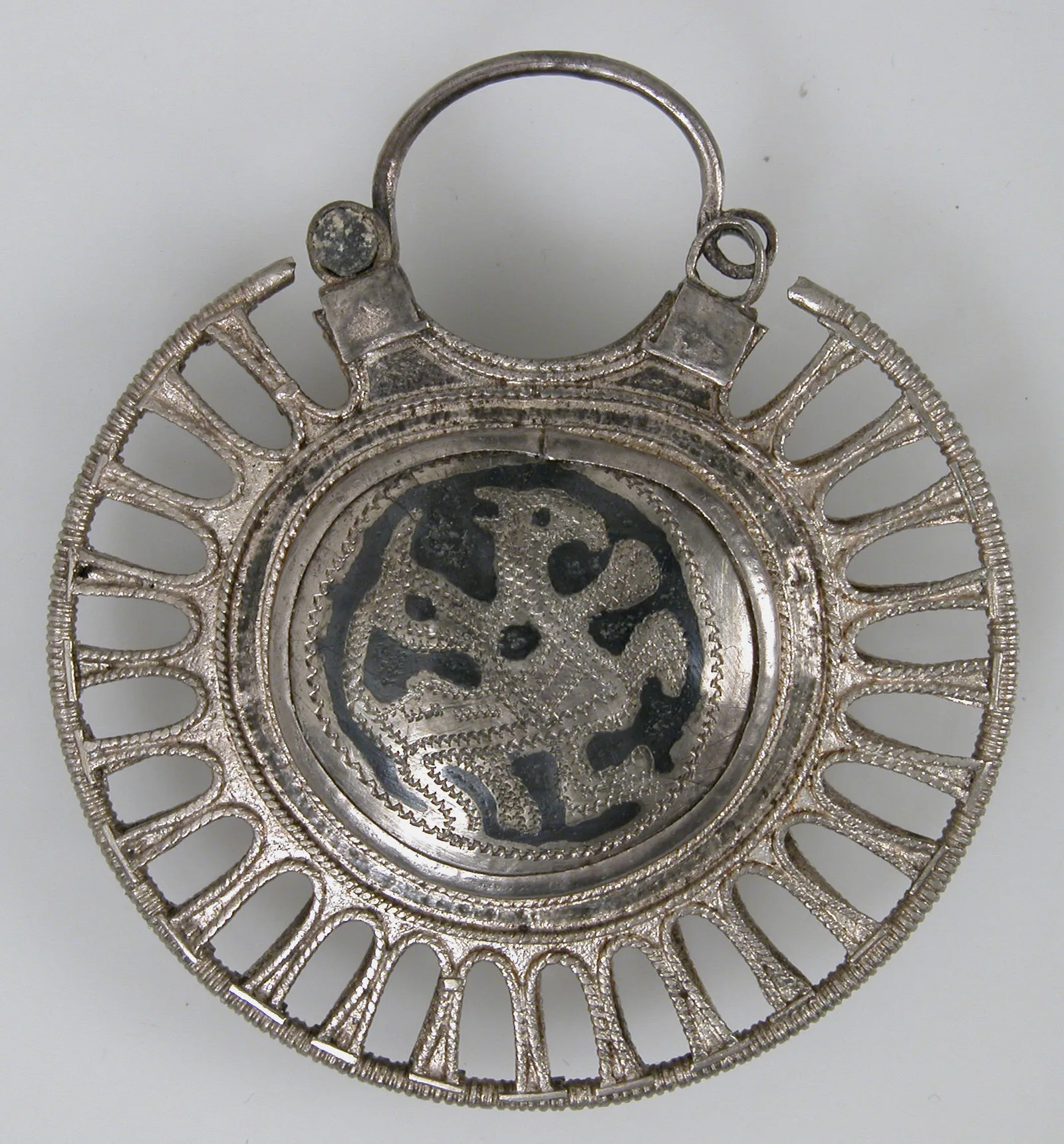 Colgante medieval de plata con borde calado de filigrana hecho de alambre fino