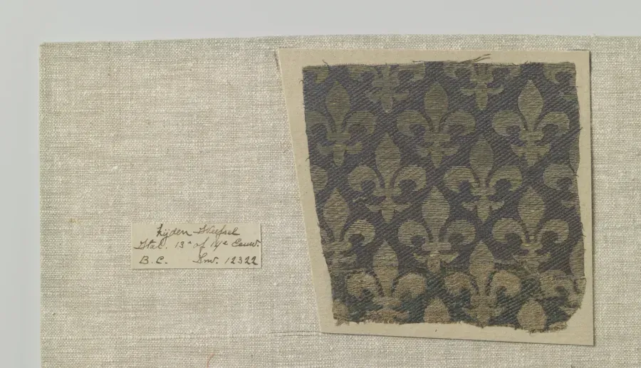Fragmento de samito de seda azul con flores de lis en oro en filas diagonales, obra italiana, siglos XIII-XIV