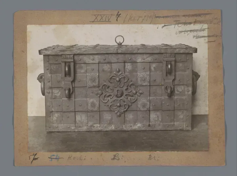 Cofre con ornamento metalico de flores de lis alrededor del bocallave, Francia, siglos XVII-XVIII