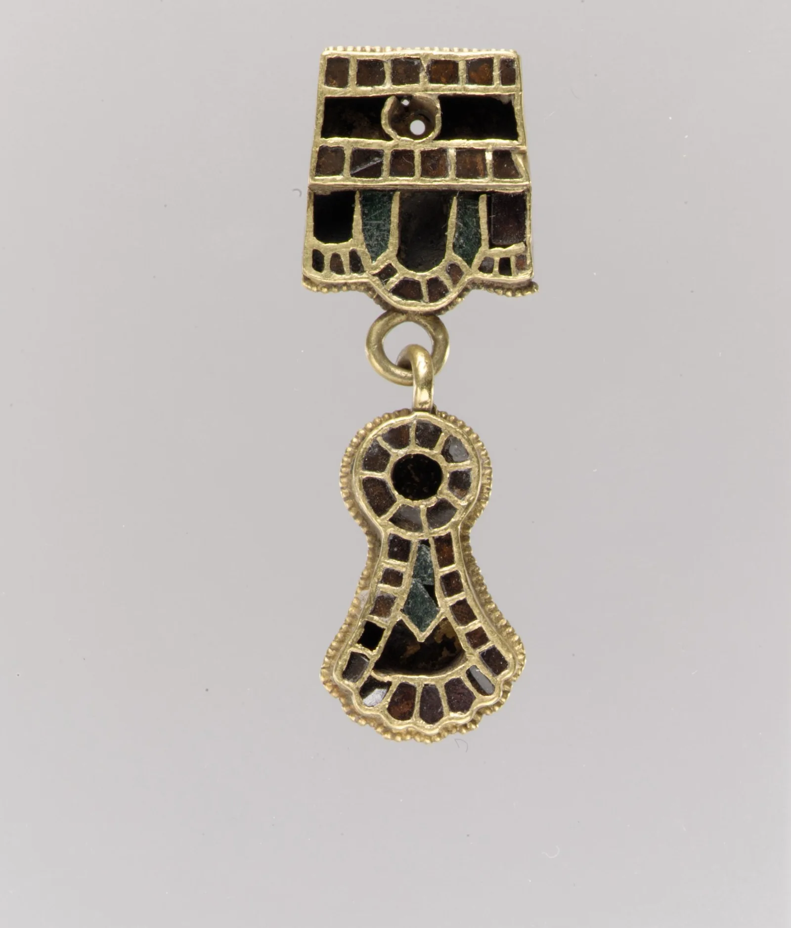 Colgante pectoral de oro con granates y vidrio verde, finales del siglo V y comienzos del VI