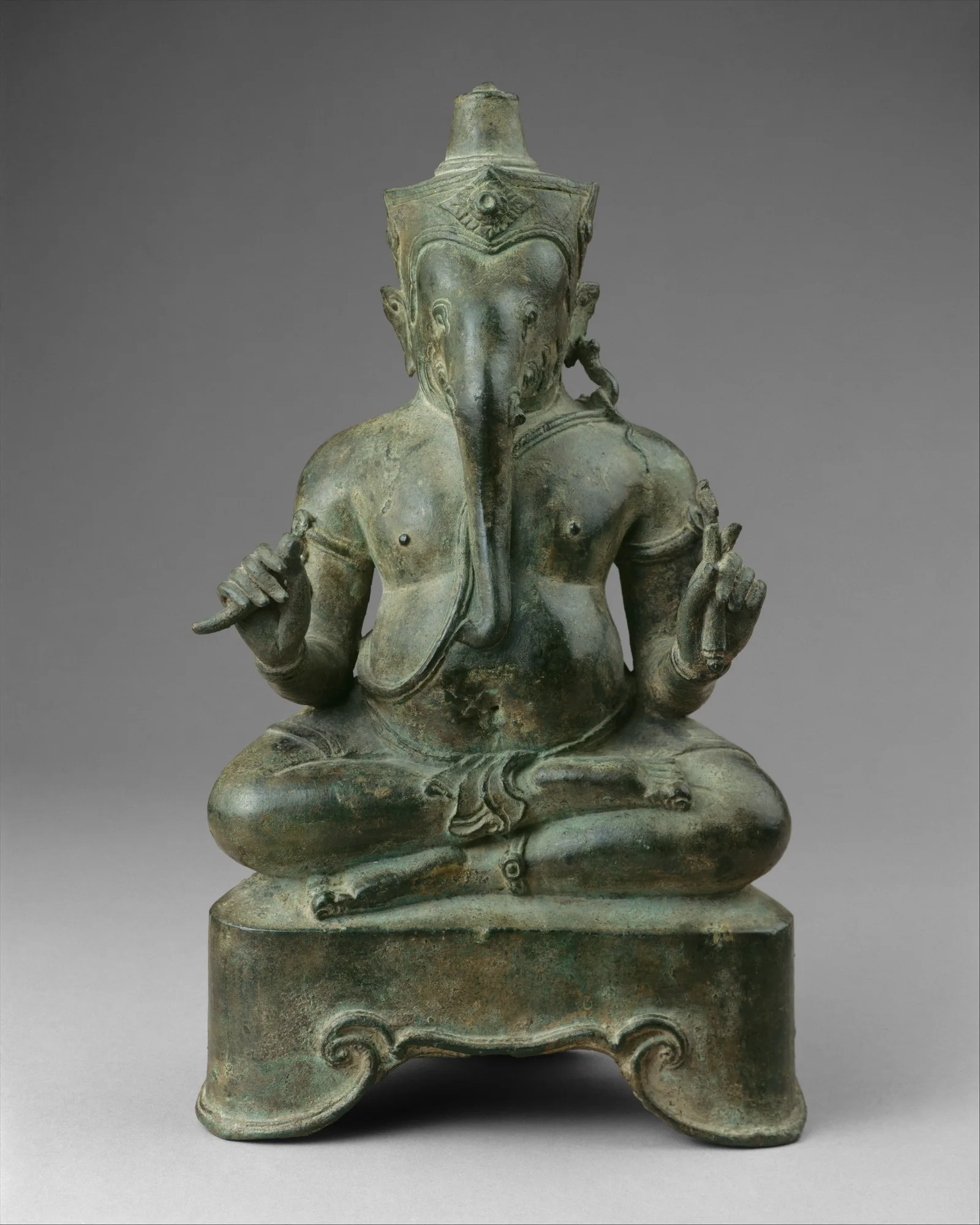 Ganesha en joyería: el dios con cabeza de elefante, un colmillo roto y un ratón por montura