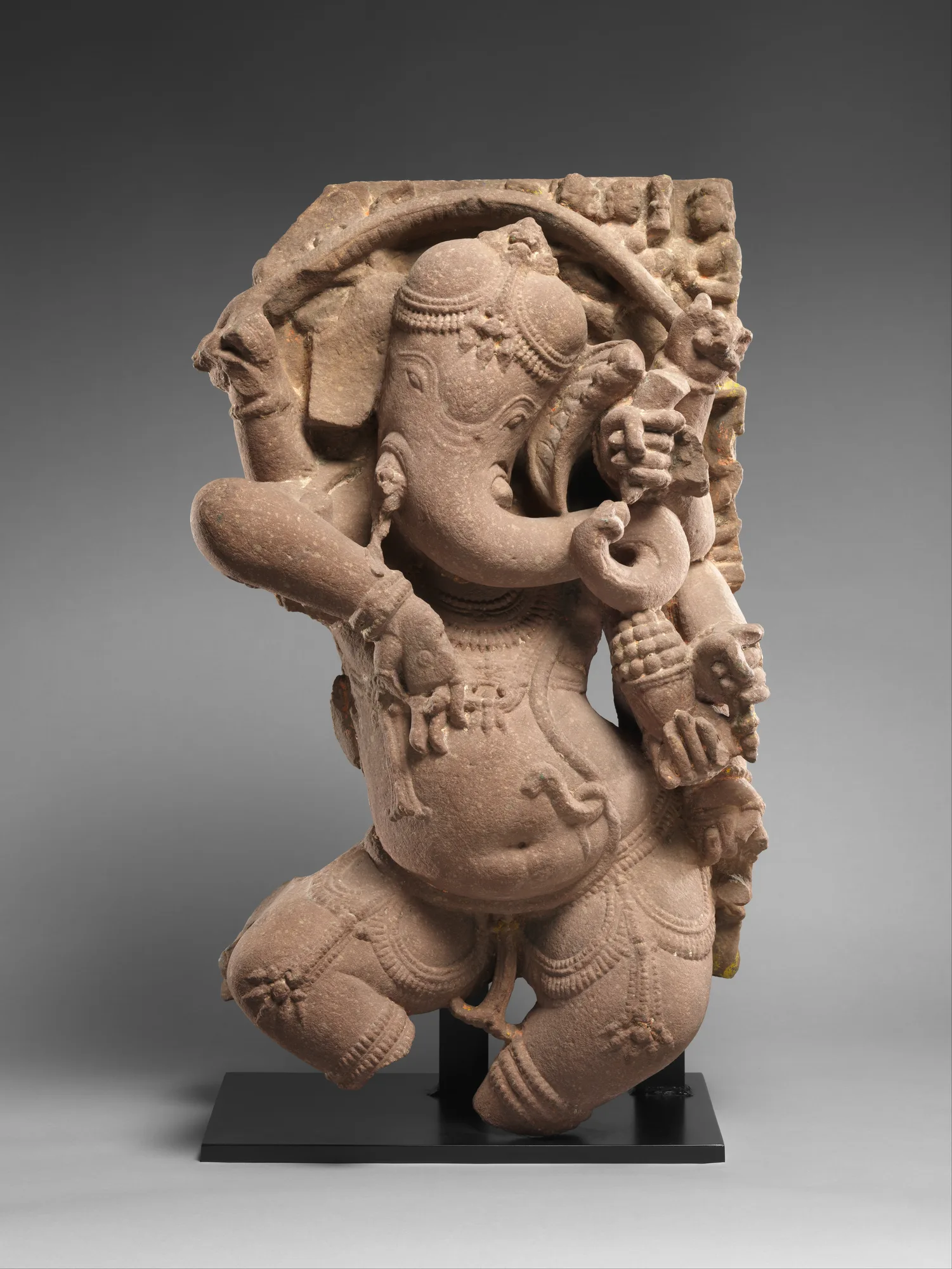 Ganesha danzante, relieve de arenisca roja, Madhya Pradesh, hacia el siglo X