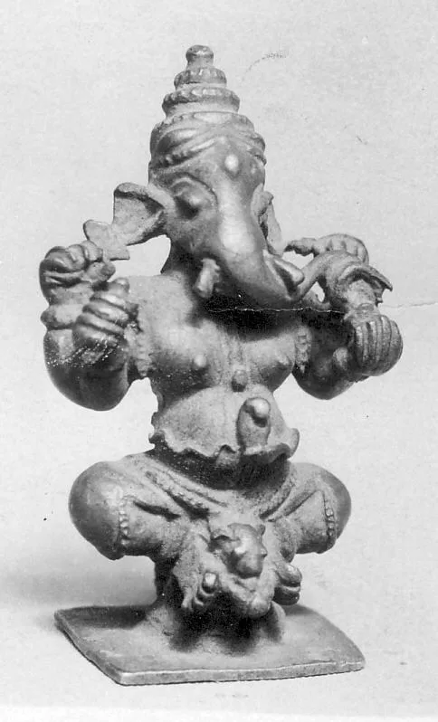 Ganesha de bronce en primer plano: cabeza grande, orejas y trompa curva, sur de la India, siglos XVII-XVIII