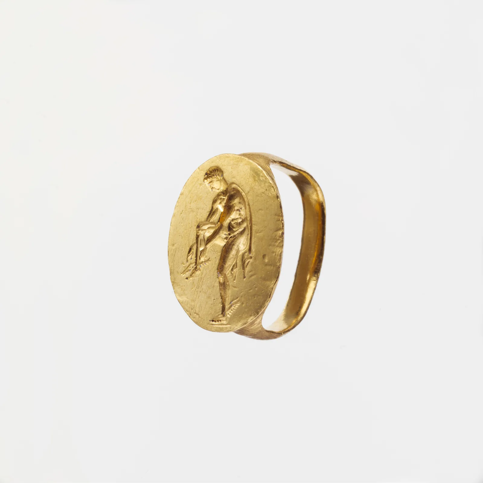 Anillo griego de oro con la figura grabada de Hermes, finales del siglo IV a. C.