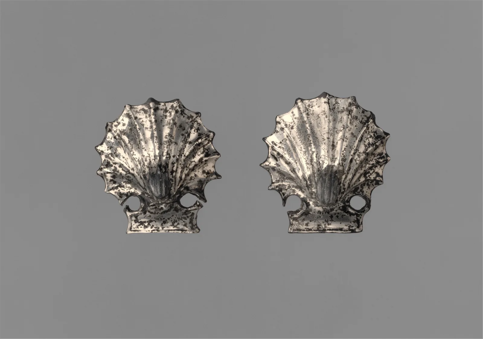 Par de apliques de plata en forma de conchas marinas, obra griega helenística