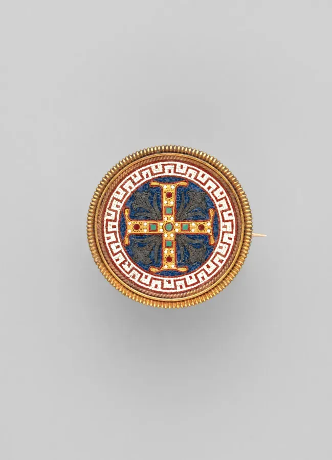 Broche victoriano con cruz griega, oro y teselas de vidrio, hacia 1860