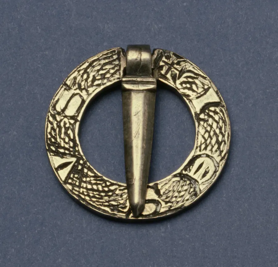 Broche anular ingles de plata del siglo XIV con grabado IESUS