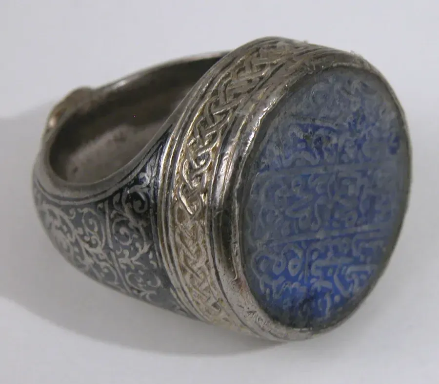 Anillo de sello con el nombre de su dueño grabado, plata con motivo ennegrecido, siglo XVI