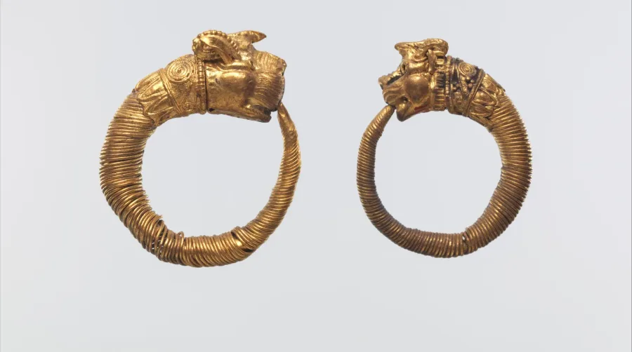 El grifo en las joyas: significado del símbolo, guardián del oro, león-águila y heráldica