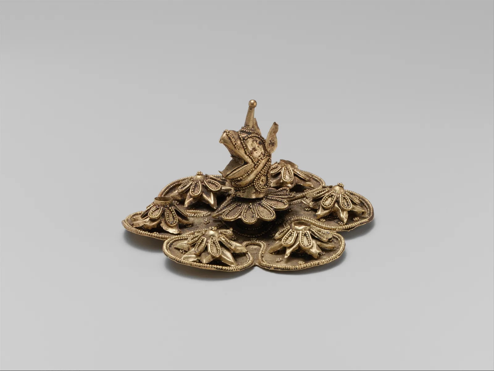 Roseta de oro con cabeza de grifo, orfebrería griega antigua hacia el año 630 antes de nuestra era
