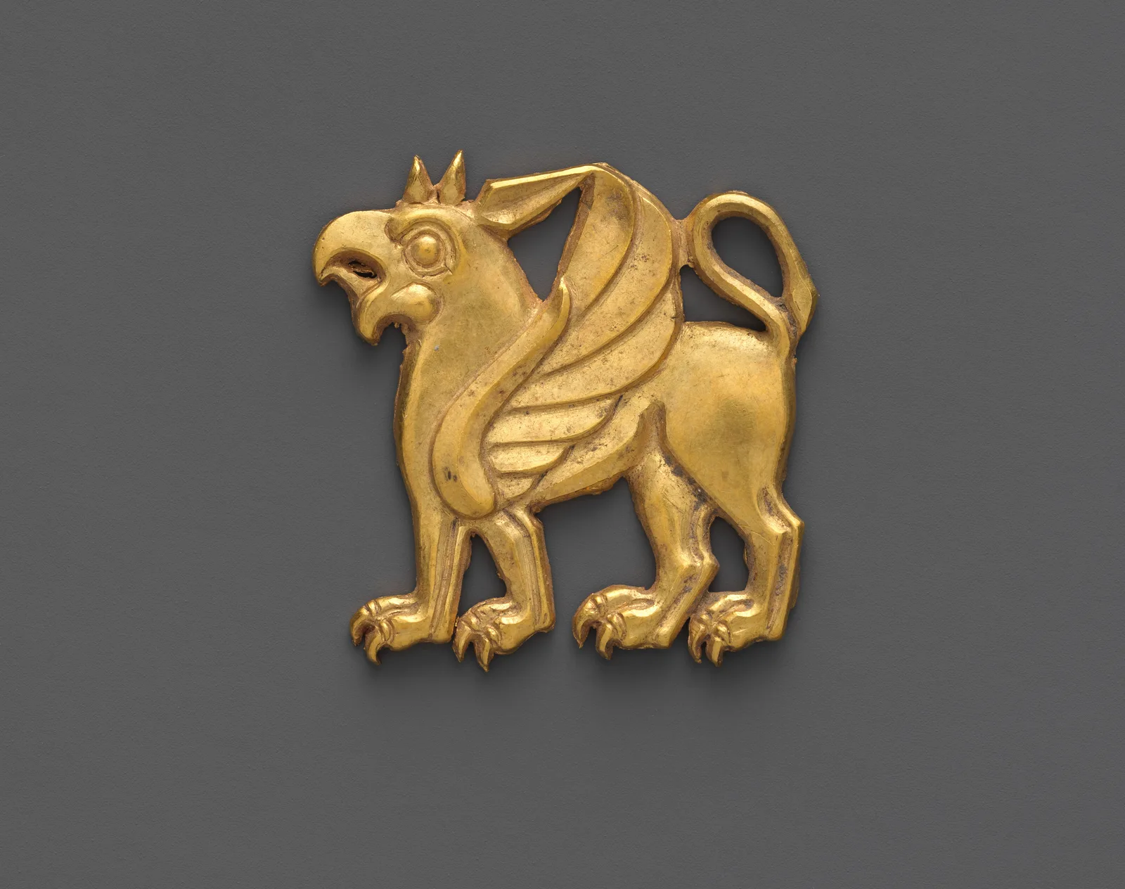Placa de oro decorativa de orfebrería escita del siglo V antes de nuestra era con la figura de un grifo