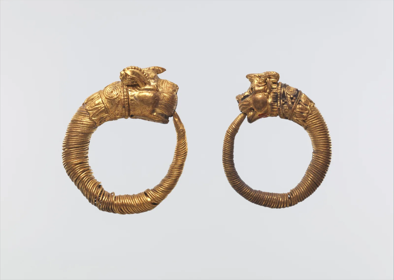 Pendiente de oro con remate en forma de cabeza de león-grifo, siglos IV a III antes de nuestra era