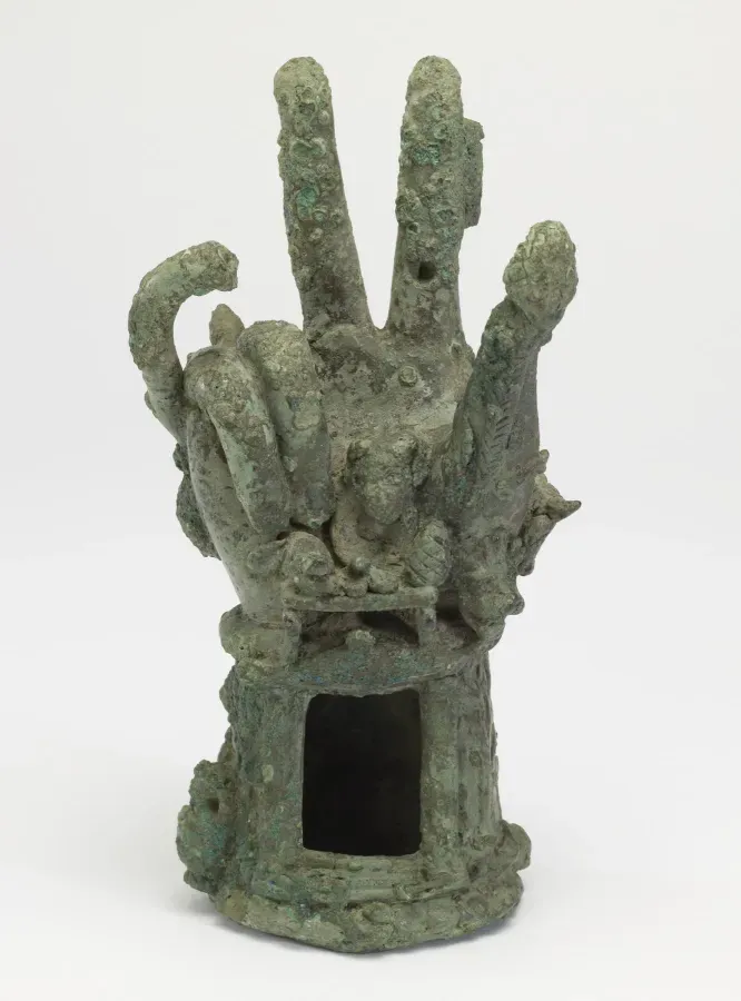 Mano de Sabacio en bronce cubierta de simbolos del culto, romana, siglo III d.C.