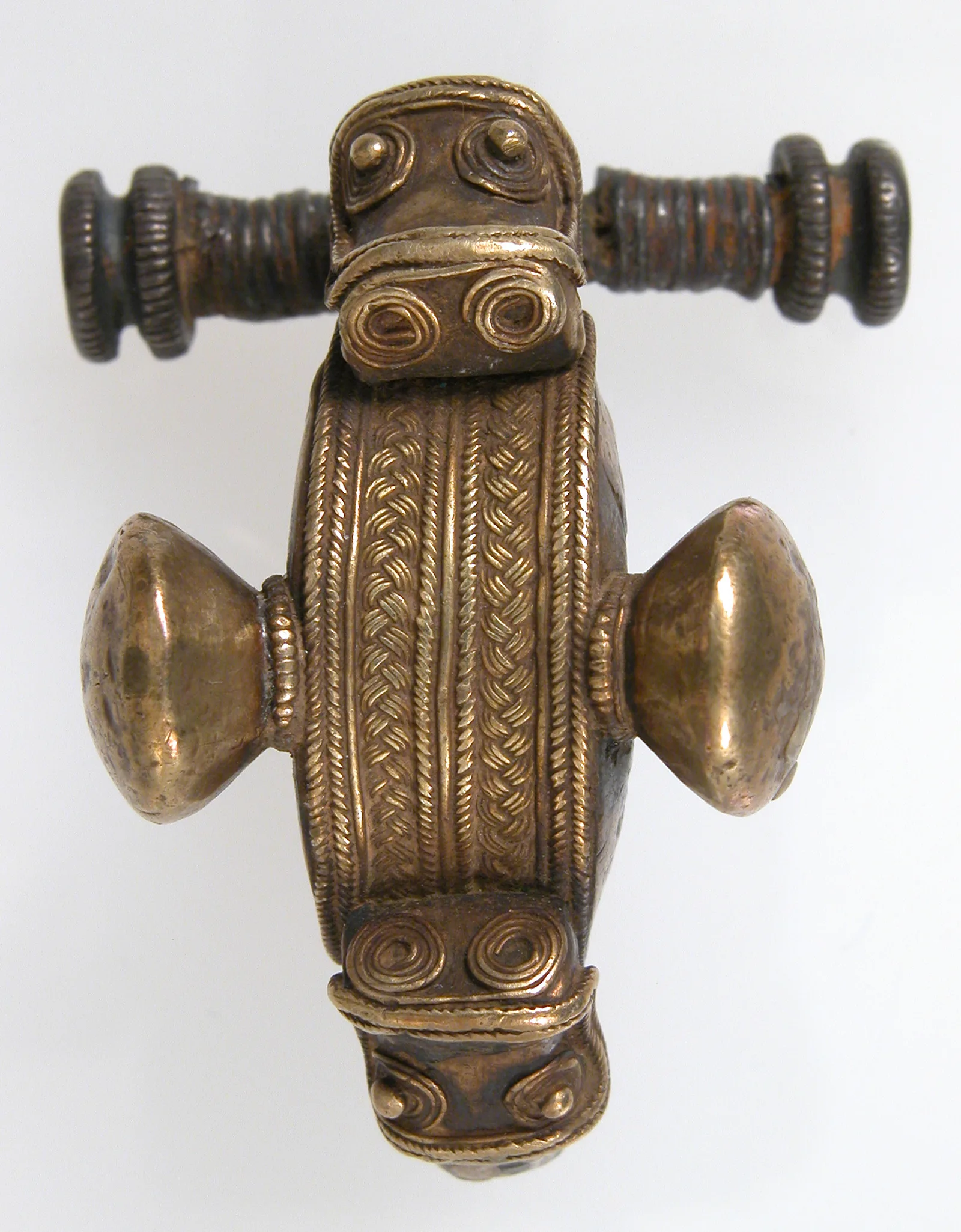 Fíbula de arco de oro y electro, trabajo báltico o escandinavo, siglo VII