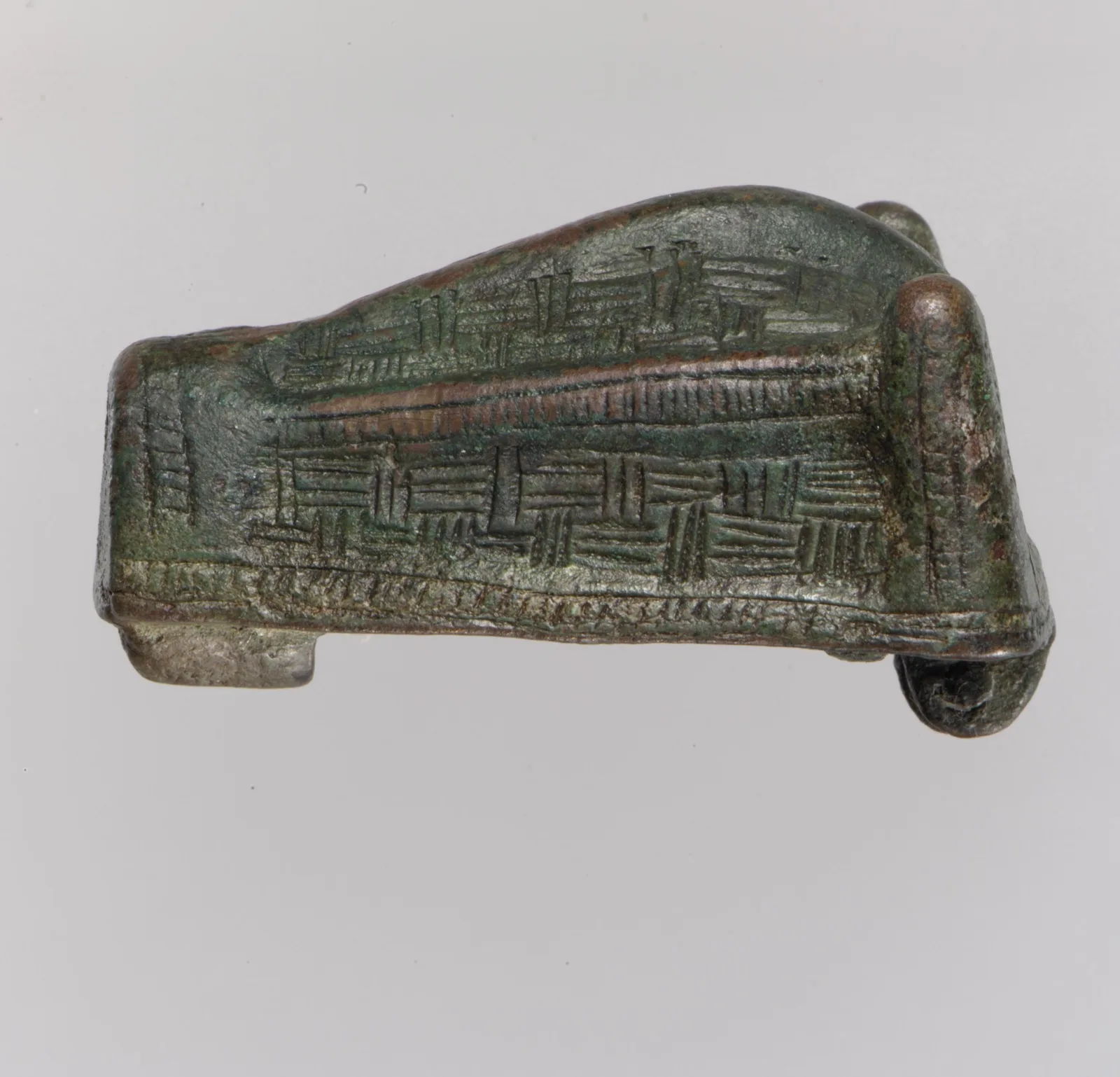 Broche vikingo con cabeza de animal en aleación de cobre dorado, años 1000 a 1100