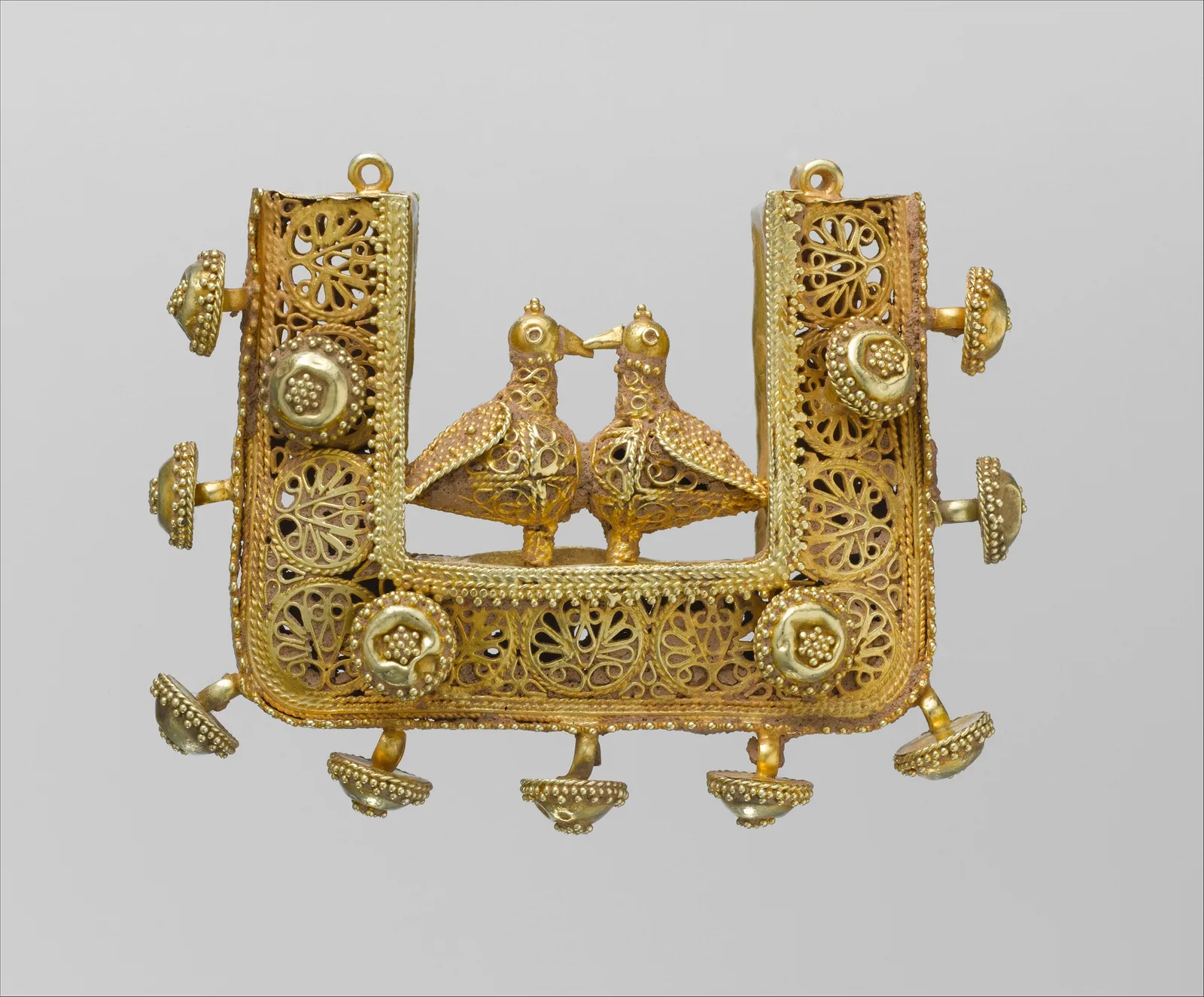Pendientes de oro con colgante en filigrana y granulado, India siglos XI-XII