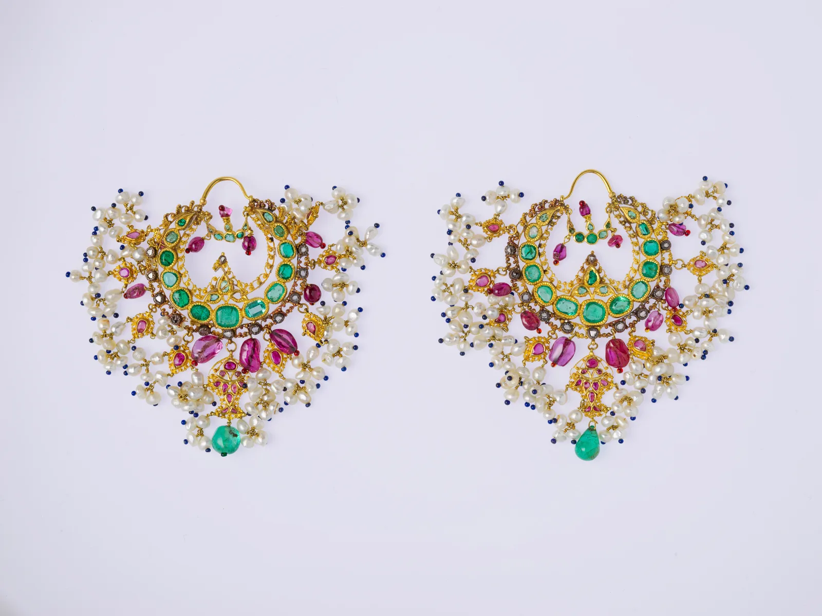 Pendientes chand bali de oro en forma de media luna con piedras engastadas, India hacia 1850-1900