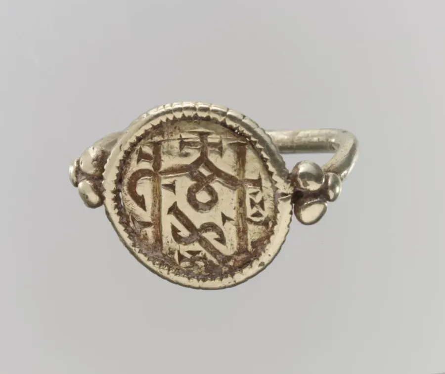Anillo sello altomedieval de electro con el monograma de su propietario