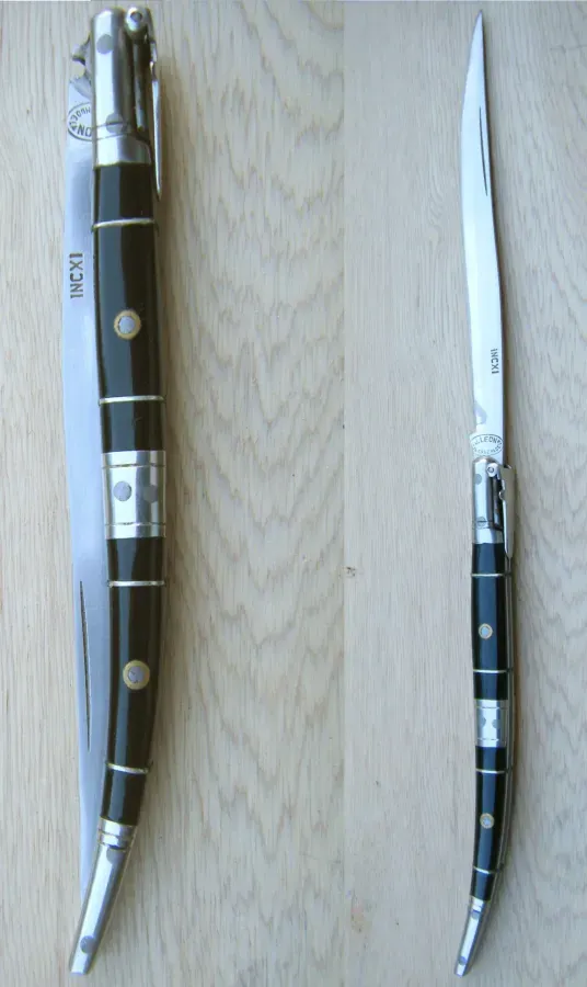 Navaja espanola abierta y cerrada, forma clasica de la hoja
