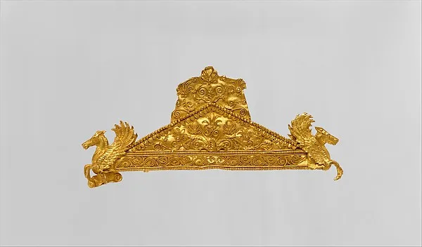 Broche de oro en forma de fronton
