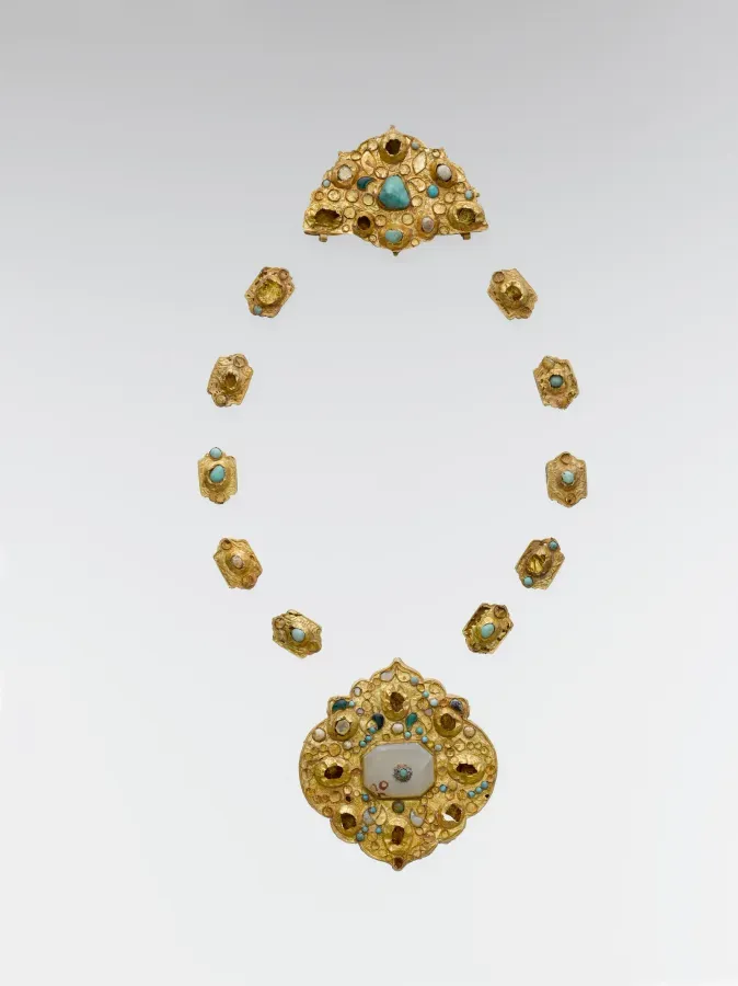 Elementos antiguos de joyería de oro hechos a mano con incrustaciones de piedras y vidrio