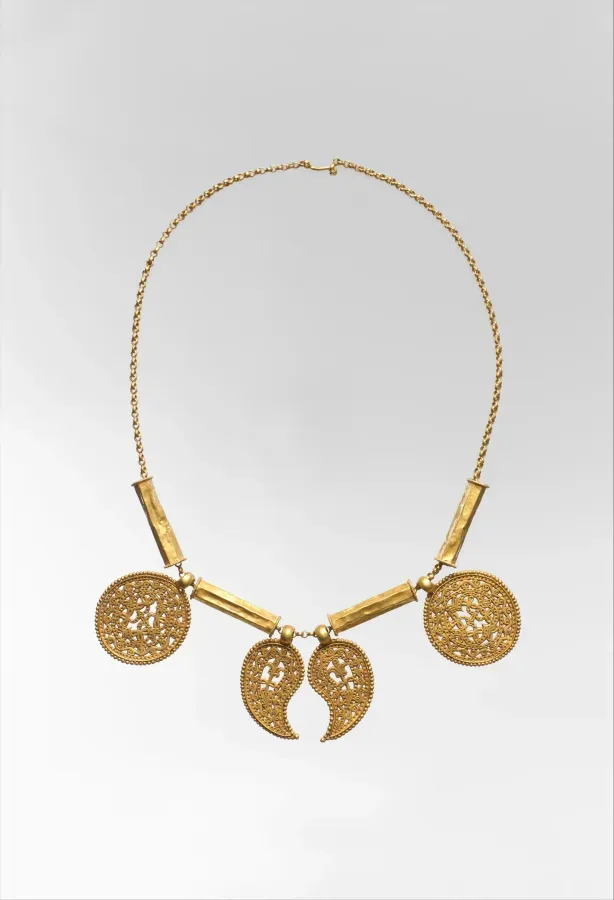 Collar de oro bizantino con medallones redondos colgantes en una cadena