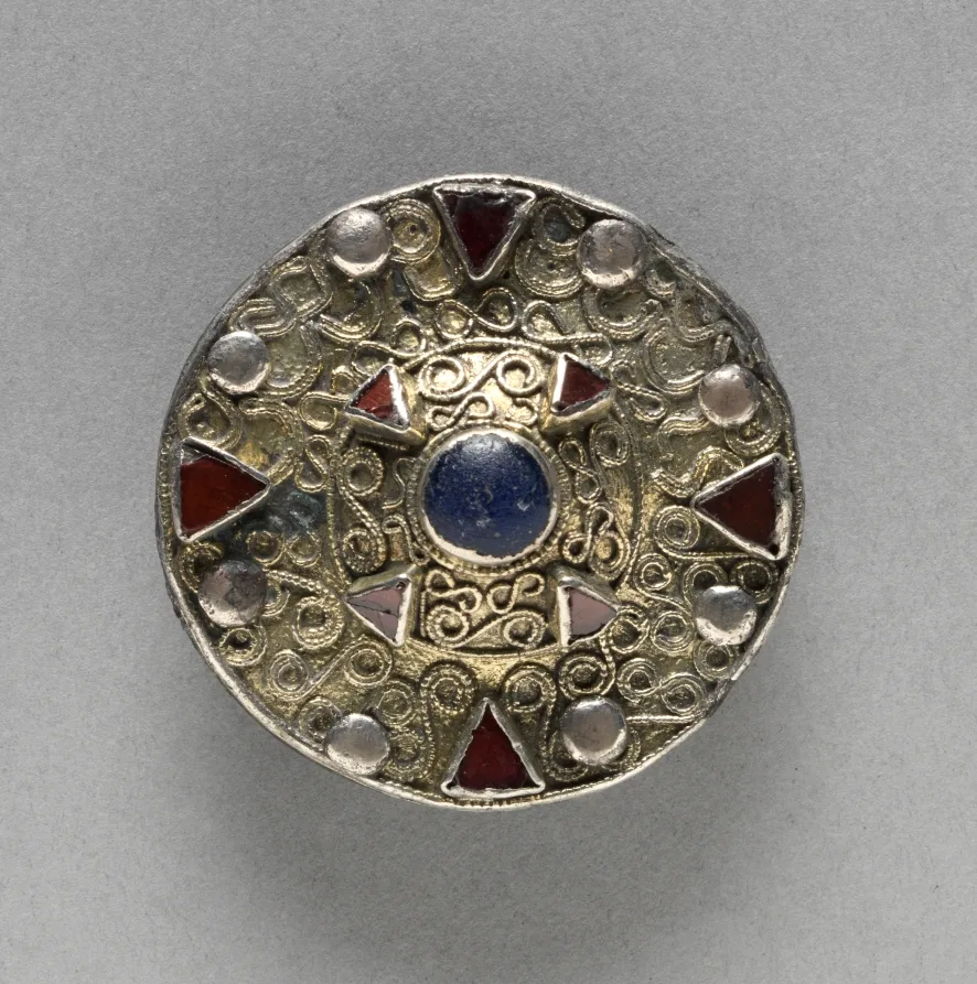 Broche de disco de filigrana con protuberancia central