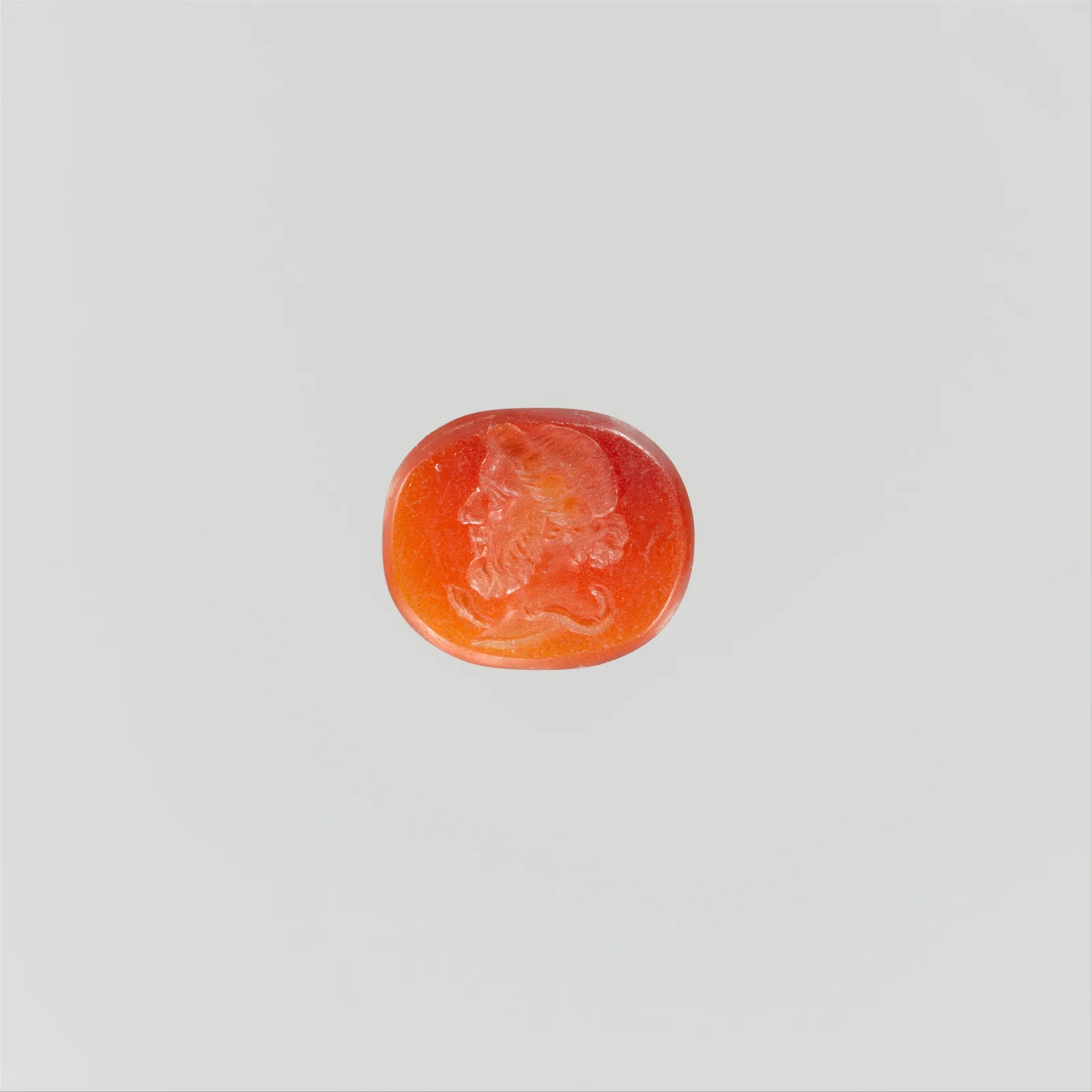 Intaglio romano de sello sobre cornalina para sortija: dibujo rehundido del dios de la medicina