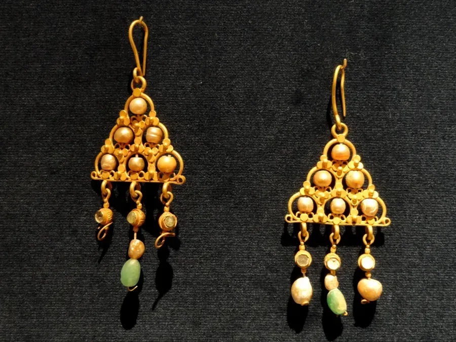 Par de pendientes bizantinos tempranos en oro con esmeraldas y perlas, siglo VII, Cleveland Museum of Art
