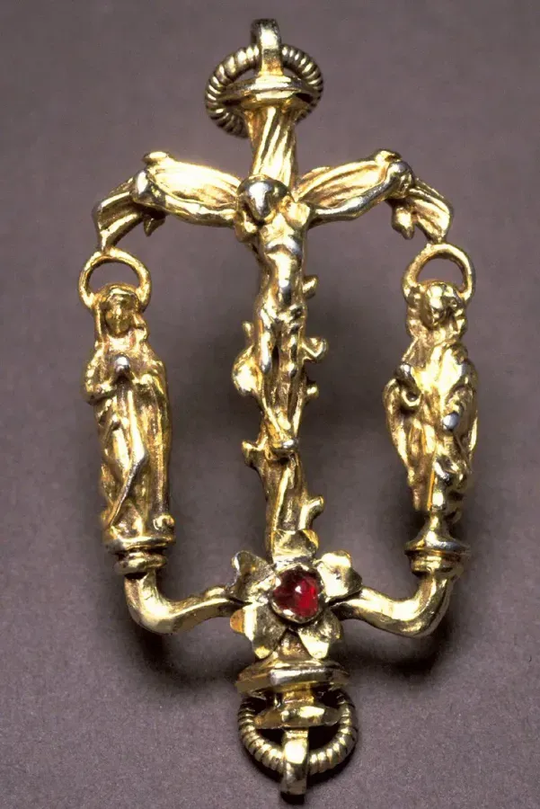 Colgante aleman de oro con la Crucifixion y un rubi a los pies de Cristo, finales del siglo XV, Walters Art Museum