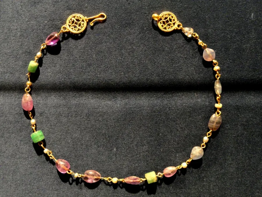 Collar bizantino temprano de oro con zafiro, amatista, feldespato y perlas, siglo VI, Cleveland Museum of Art