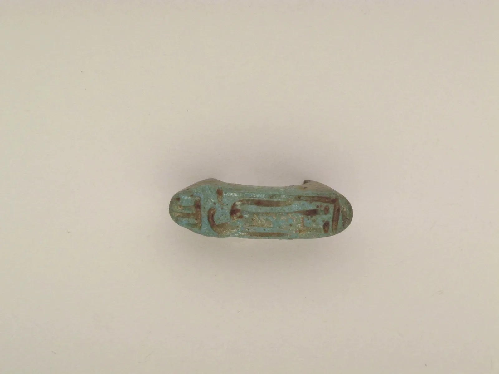 Anillo del antiguo Egipto de fayenza con una placa en forma de cartucho con jeroglíficos