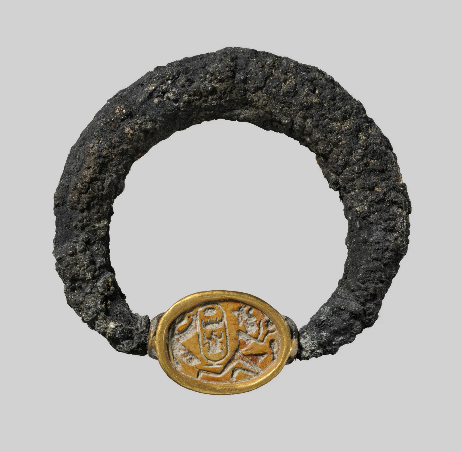Anillo de plata del antiguo Egipto con escarabajo giratorio en cuya cara inferior está grabado el nombre de trono de Tutmosis III, Men-jeper-Ra