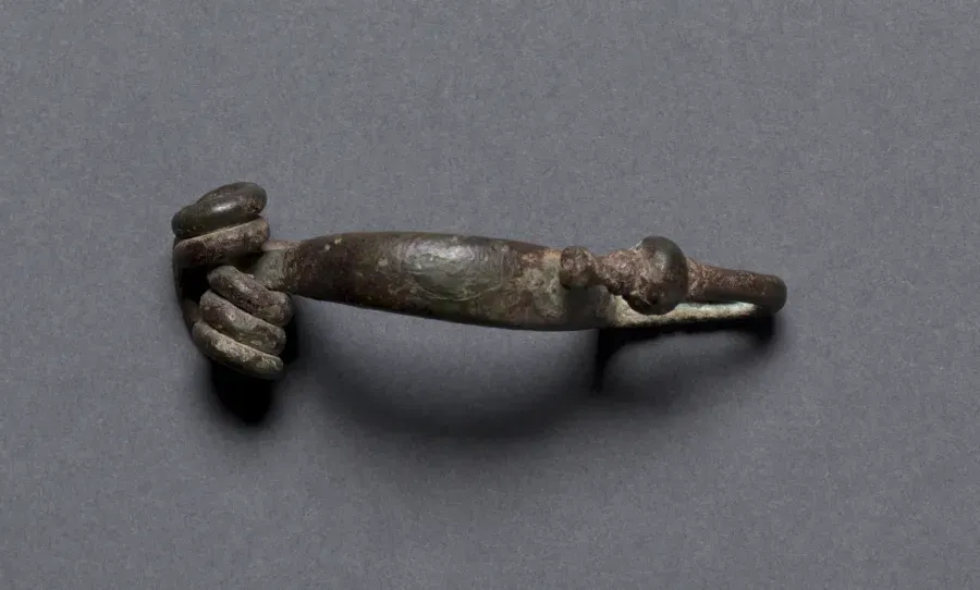 Fibula de tipo celta en bronce, ejemplo temprano del trabajo en metal celta