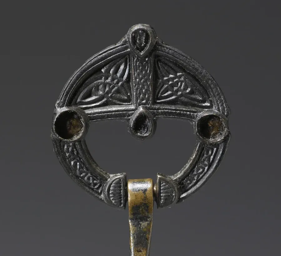 Detalle de un broche anular irlandes del siglo IX con nudos de la Trinidad trilobulados