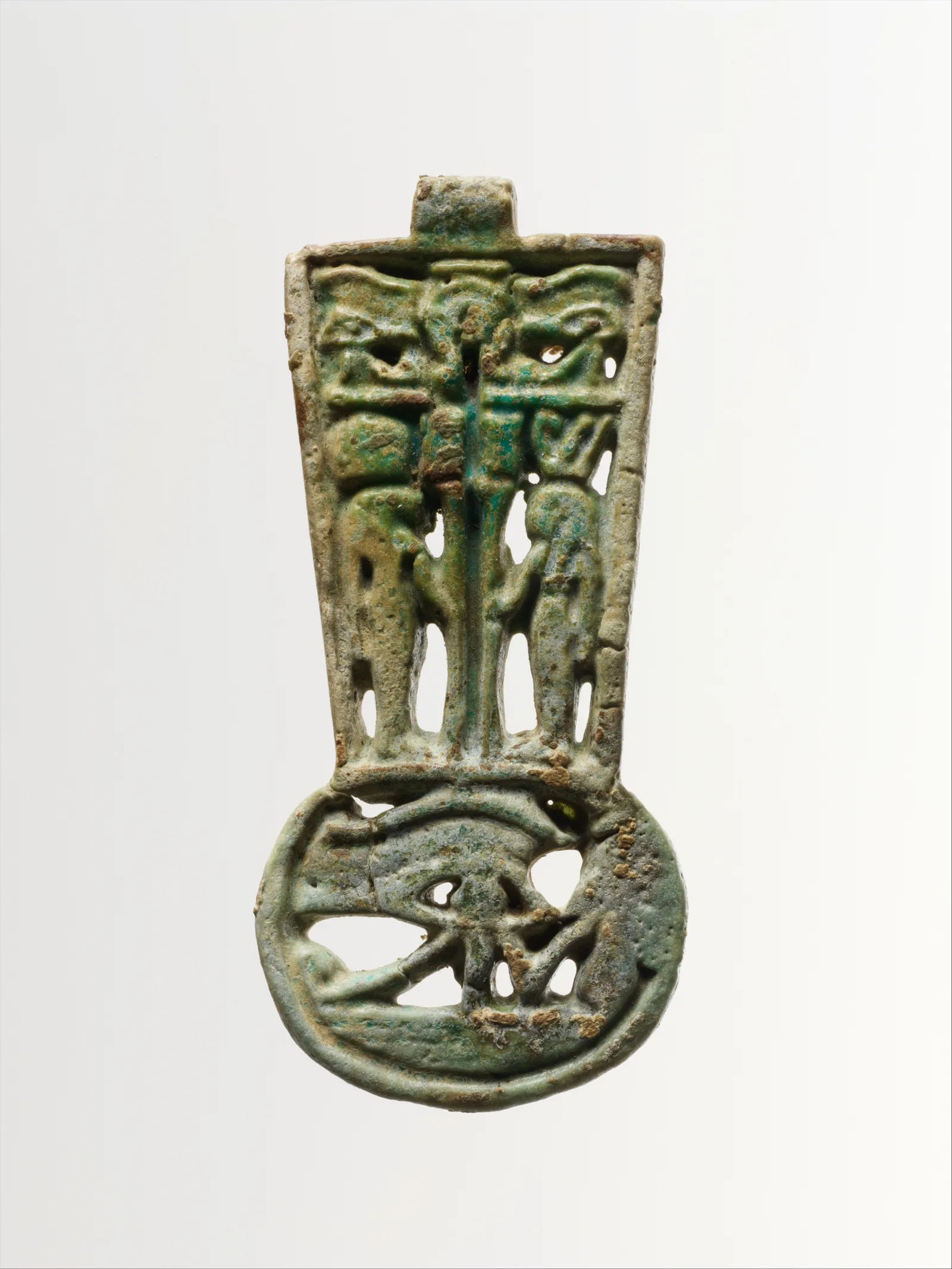 Colgante menat del antiguo Egipto en fayenza azul, una cerámica de cuarzo cocido