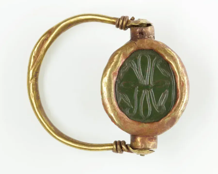 Anillo de oro del antiguo Egipto con piedra verde giratoria, época del Imperio Nuevo