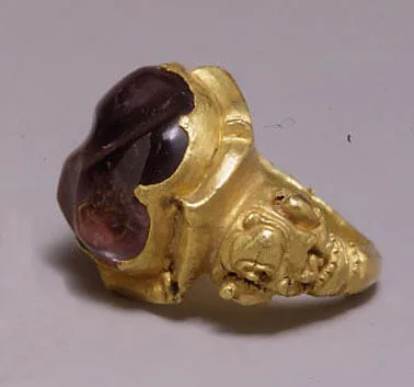 Anillo de oro con una gran piedra violeta en engaste ovalado, Java, siglos VIII-X