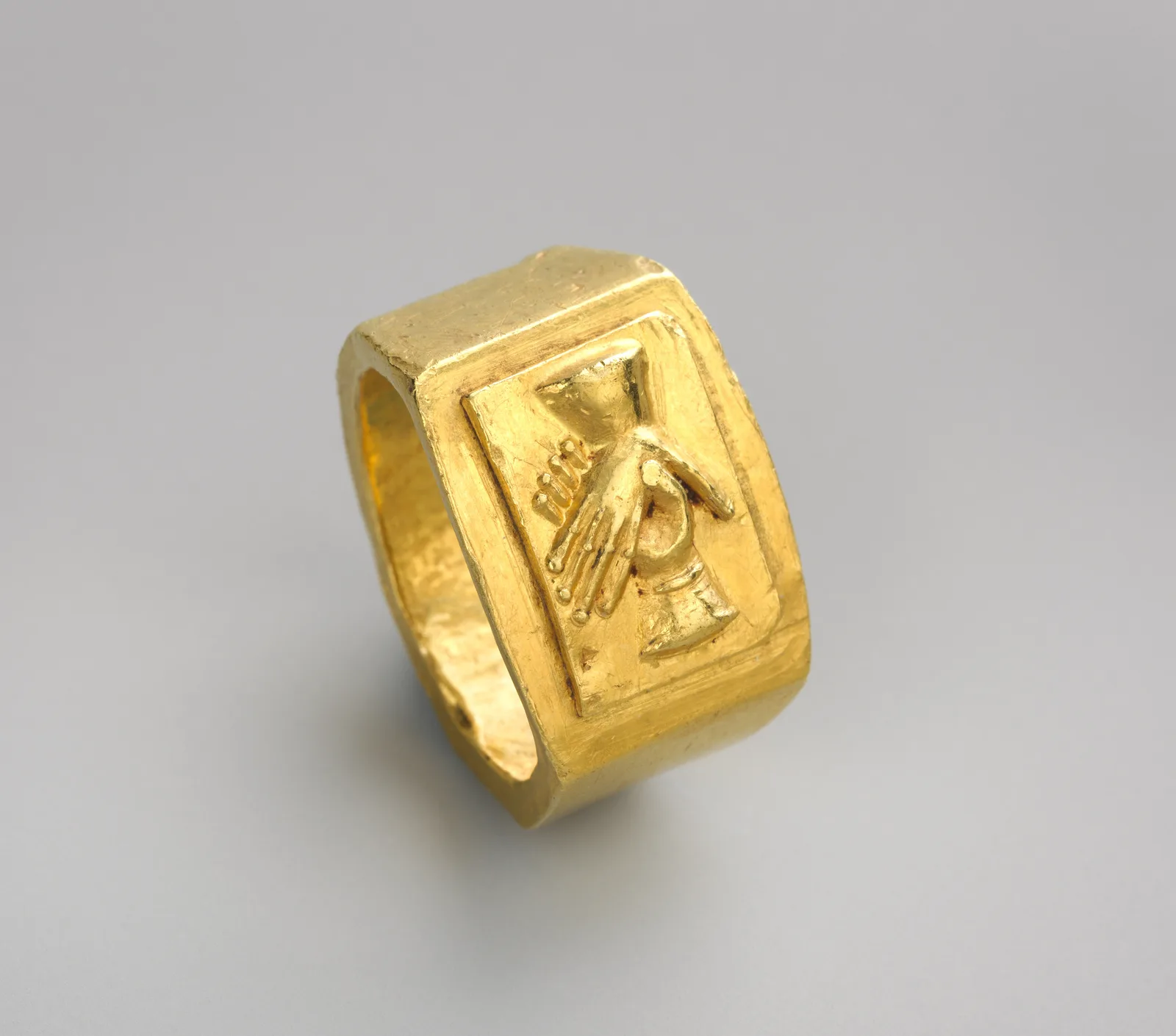 Anillo de oro romano del siglo III de aro entero y cerrado