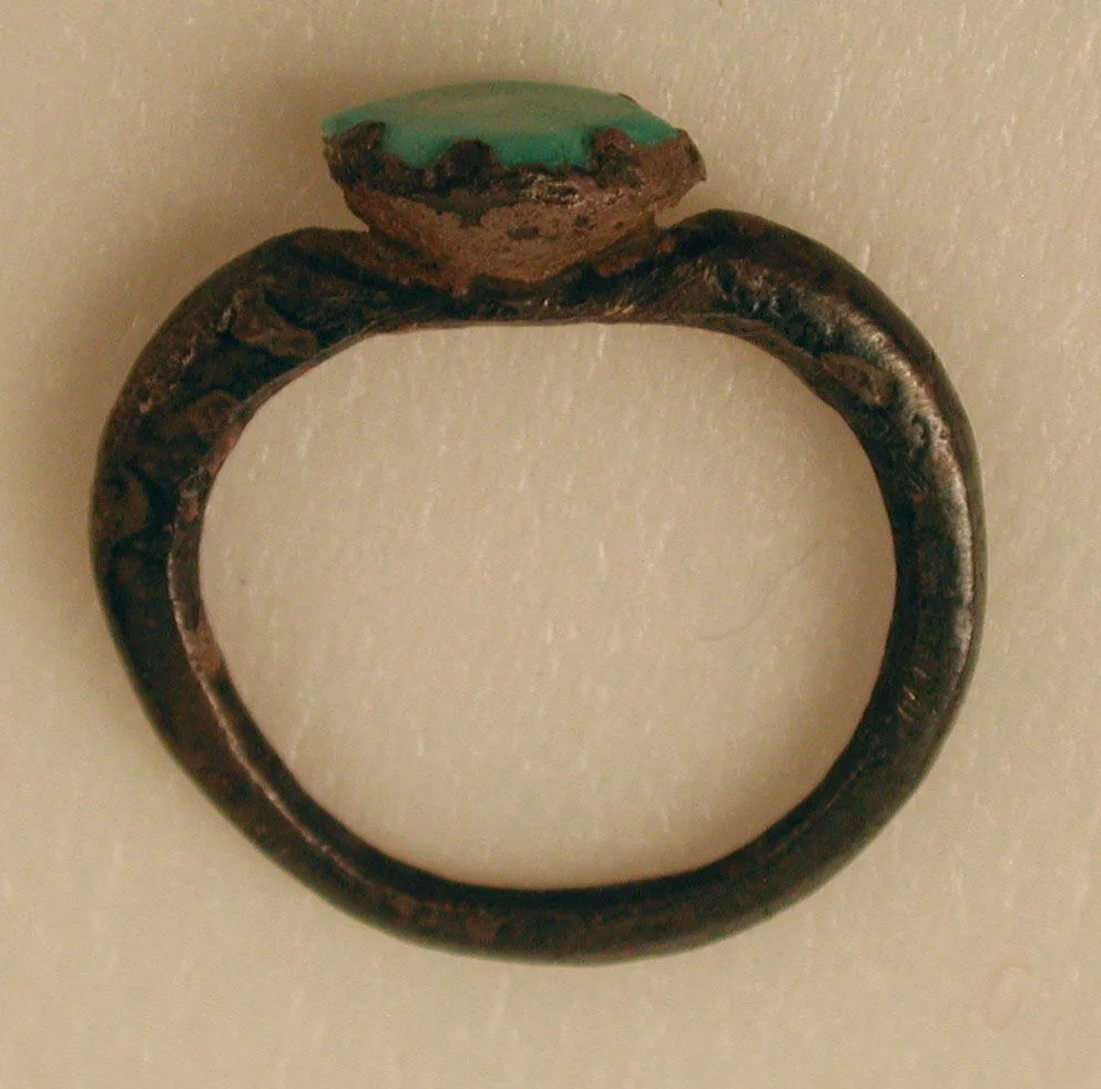 Anillo de plata antiguo con turquesa, siglos IX-XI