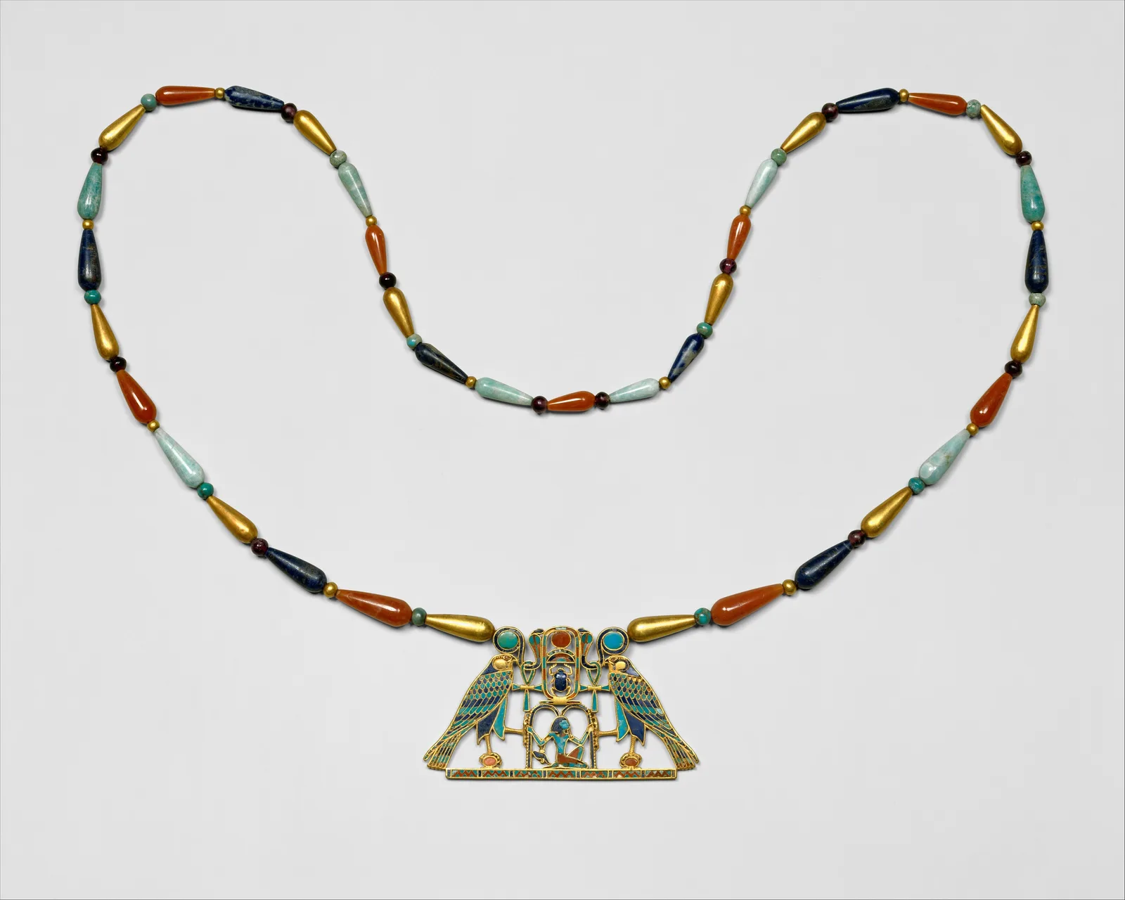 Pectoral de oro de Sithathoryunet con incrustaciones de cornalina, lapislázuli y turquesa sobre un hilo multifila de cuentas