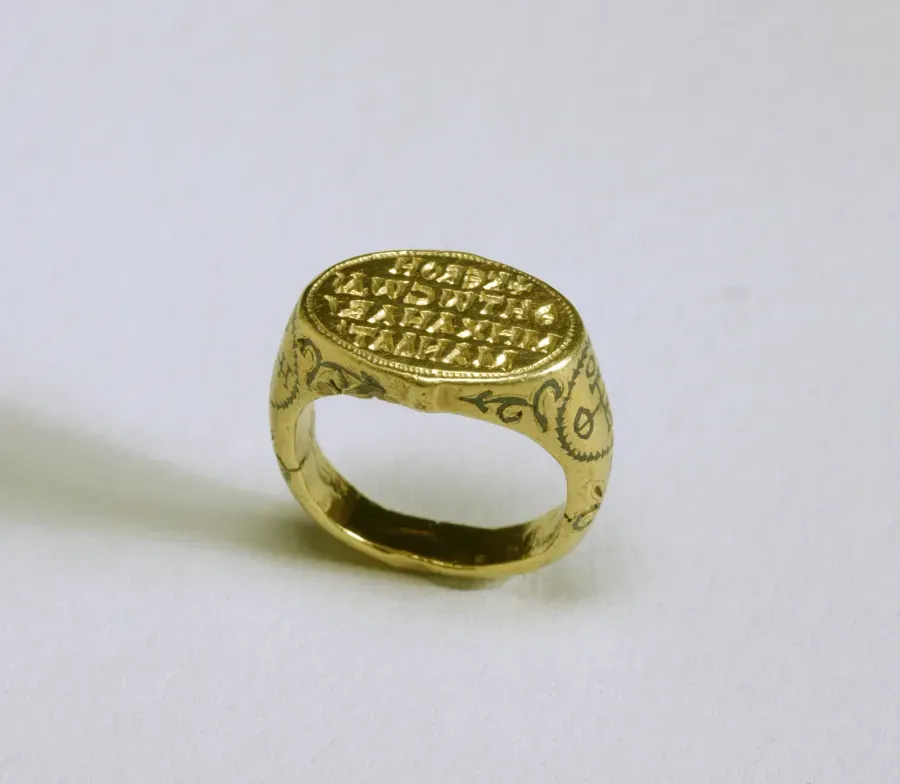 Anillo bizantino de sello de oro del siglo IX con inscripcion griega y voluta de vid en los hombros
