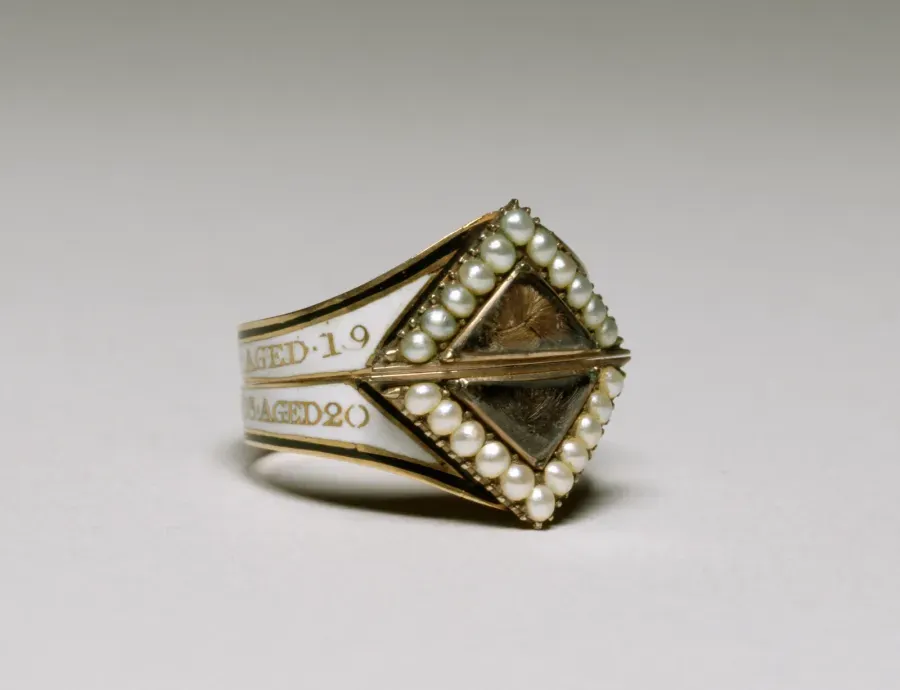 Anillo conmemorativo ingles con esmalte blanco e inscripcion grabada en oro, principios del siglo XIX