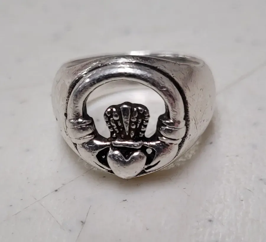 Anillo Claddagh de plata de ley: dos manos sostienen un corazon coronado