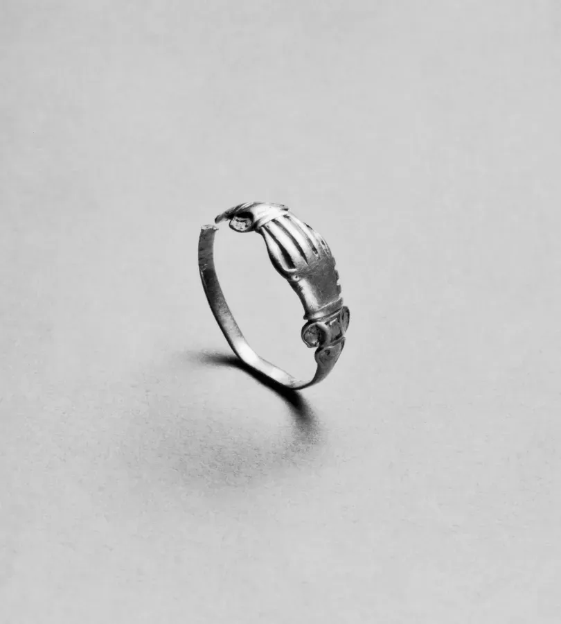 Anillo europeo de los siglos XVI-XVII con manos derechas entrelazadas: antecesor del Claddagh
