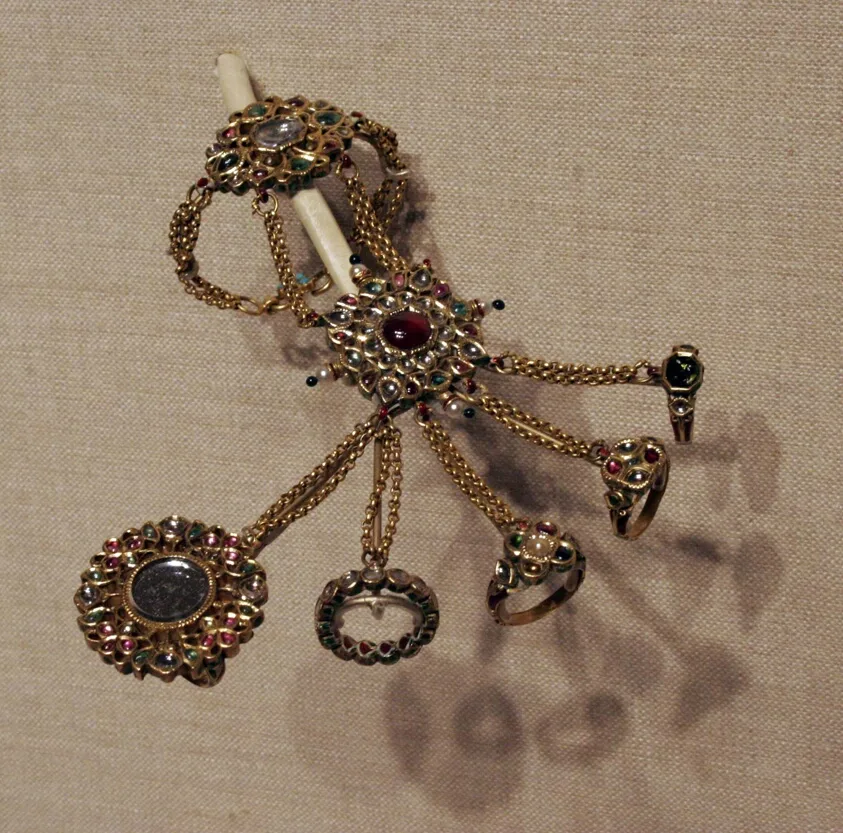 Adorno de mano con un anillo para el pulgar