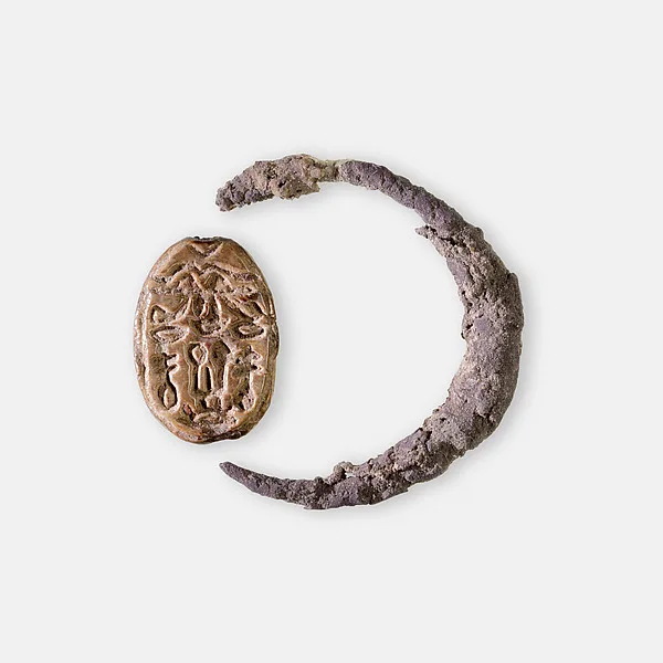 Anillo antiguo con un escarabajo