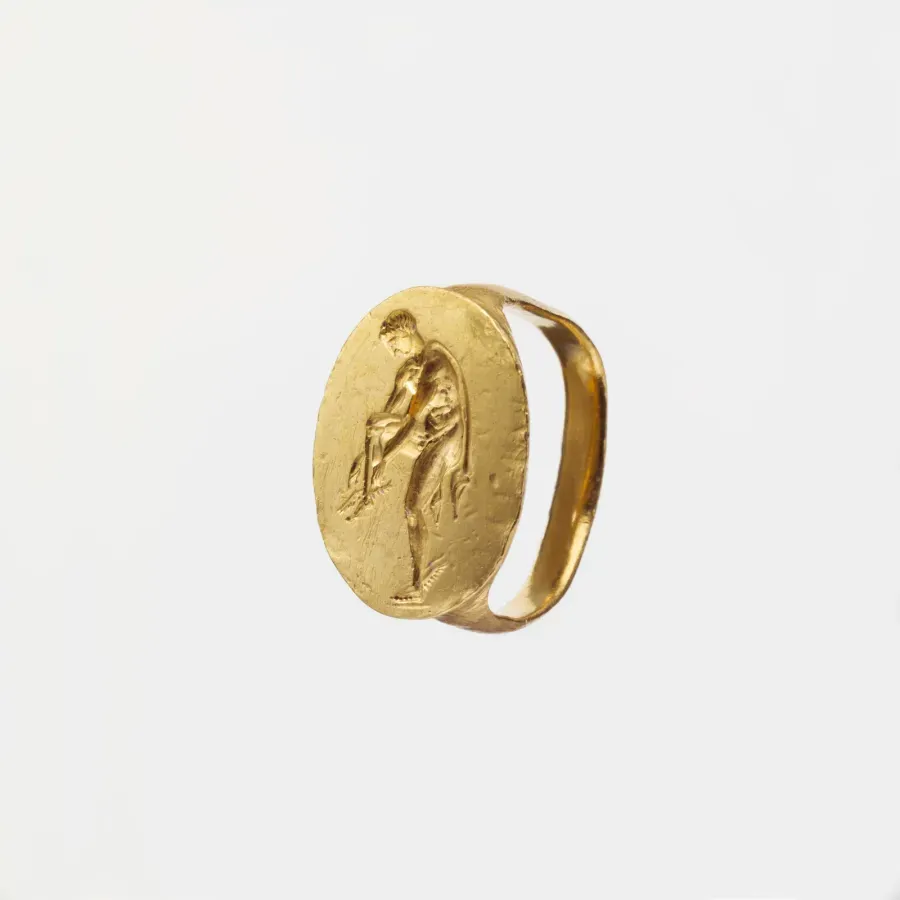 Anillo sello de oro griego antiguo grabado con la figura de Hermes