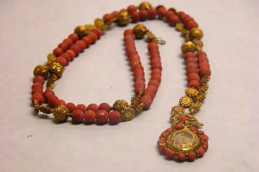 Coral en Joyas: Historia de una Piedra Marina y la Joyería Moderna